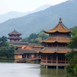 湖畔中式古建筑美景