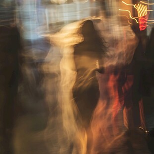 城市夜行人影的梦幻模糊