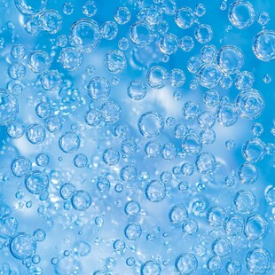 蓝色背景下的梦幻水泡