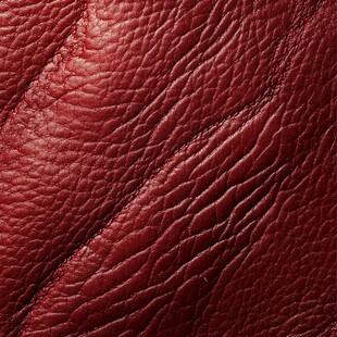 酒红色皮革纹理特写