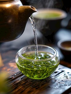 茶壶倾注杯中嫩绿新茶