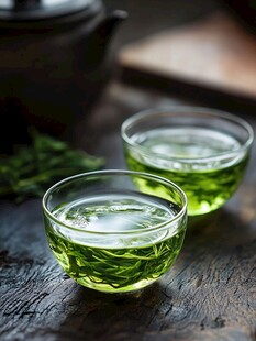 两杯绿茶静置于古朴木桌