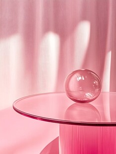 粉色桌面上的透明圆球