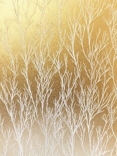 金色背景下的枯树林景观