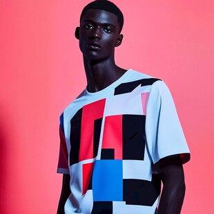时尚黑人模特身着几何图案T恤
