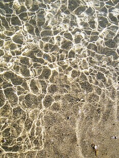 清澈水底的波纹与沙石