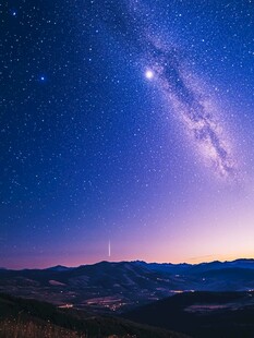 夜幕下的璀璨星河与山峦