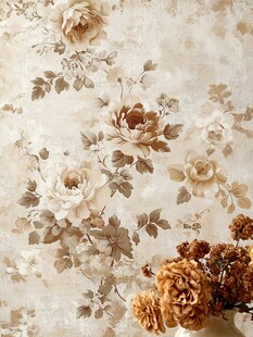 复古花卉墙纸与插花摆件