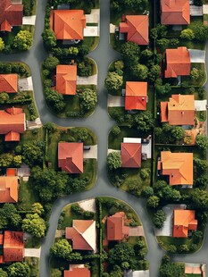 俯瞰整齐的红顶房屋社区