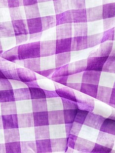 紫色格子布料纹理特写