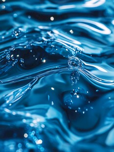 蓝色水波中的灵动水滴