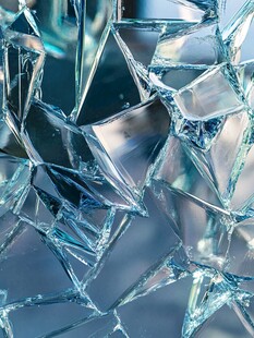 破碎玻璃的纹理特写