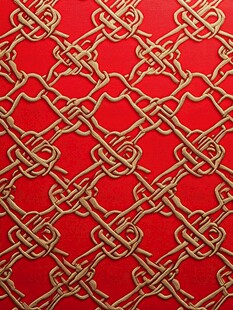 金色链条交织红色背景图案