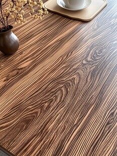 木纹桌面与雅致摆件