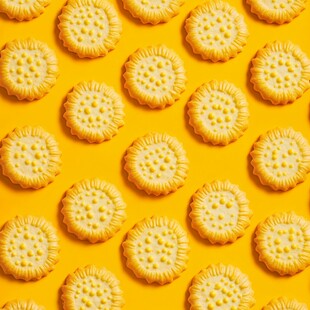 整齐排列的美味圆形饼干