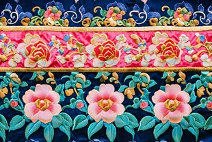 传统刺绣花卉图案精美