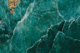 翠绿嶙峋岩石纹理特写