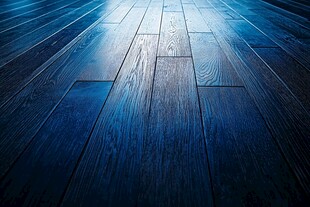 蓝色木地板的光影艺术