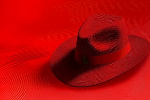 红色背景下的时尚绅士帽