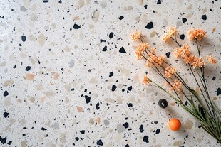 水磨石上的清新花卉摆件