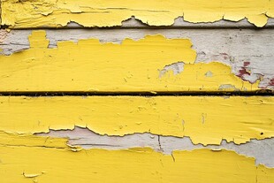 剥落黄漆的老旧木板