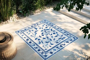 蓝白花纹地垫装点户外空间