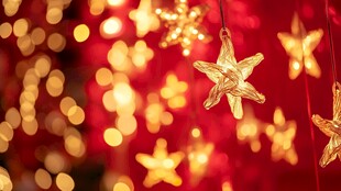 红色背景下的璀璨星星灯饰