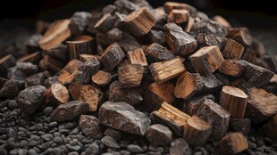 一堆切割好的深色木柴