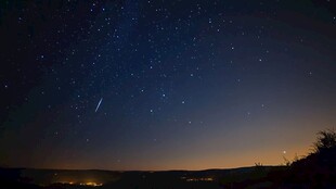 夜空中的流星与繁星闪烁