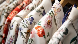 多彩花卉印花服饰陈列