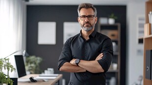 自信男士于现代办公环境