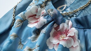 蓝底花卉图案时尚连衣裙