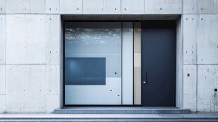 现代风格的简约玻璃门建筑