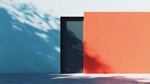 橙蓝撞色的简约建筑一角