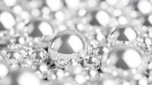 银色金属球特写