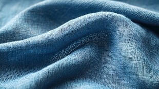 蓝色褶皱布料特写