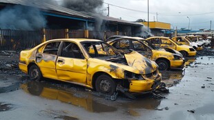 废旧出租车堆积的破败场景