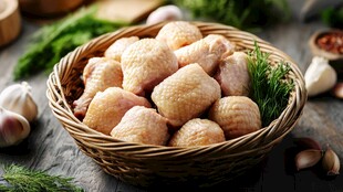 一篮新鲜生鸡腿