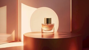 优雅香氛瓶于暖光展示台