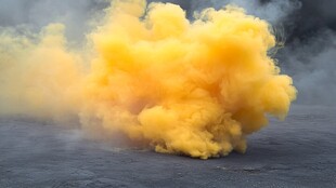 黄色烟雾爆发瞬间
