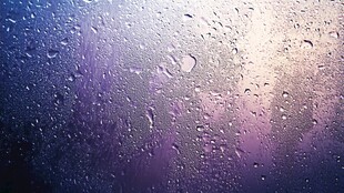 雨滴滑落的梦幻玻璃窗