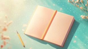 清新桌面的笔记本与铅笔