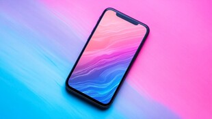 多彩背景上的时尚智能手机