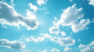 晴朗蓝天与蓬松白云