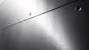 金属质感墙面细节特写