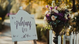 优雅婚礼花艺与指示牌