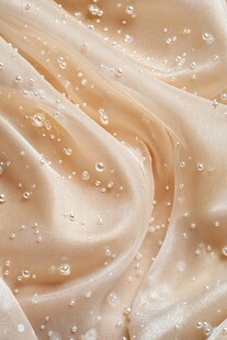 米白色绸缎上的晶莹水珠