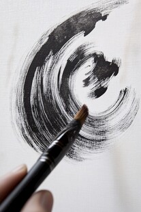 毛笔绘就墨韵旋涡