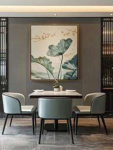 中式餐厅雅致桌椅与挂画