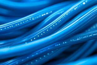 蓝色炫彩缠绕线缆特写